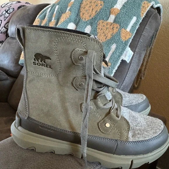 Sorel Sage and Gray Waterproof Boots, rubber sole, size 8.5, NEW - Picture 2 of 7